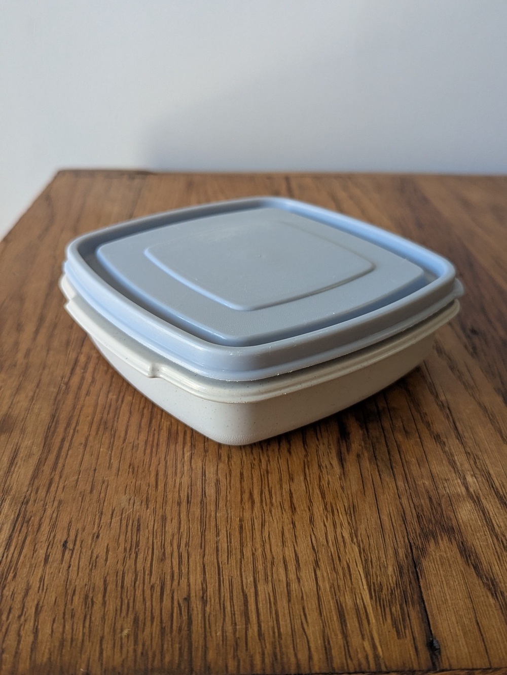 Rubbermaid Servin' Saver 2 Cup #1 Sandwich Square Container - Gray w/ Blue Lid